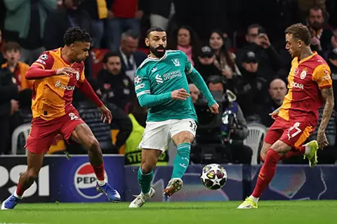 صلاح شارك 60 دقيقة.. ليفربول يخسر موقعة الذهاب أمام جالاتا سراي (فيديو)